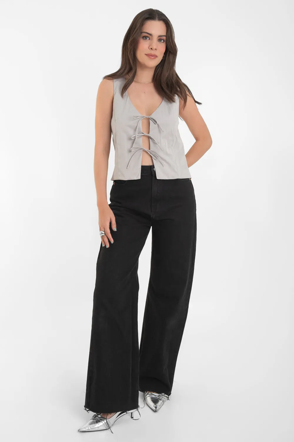Blusa recta sin mangas de escote v con lazos