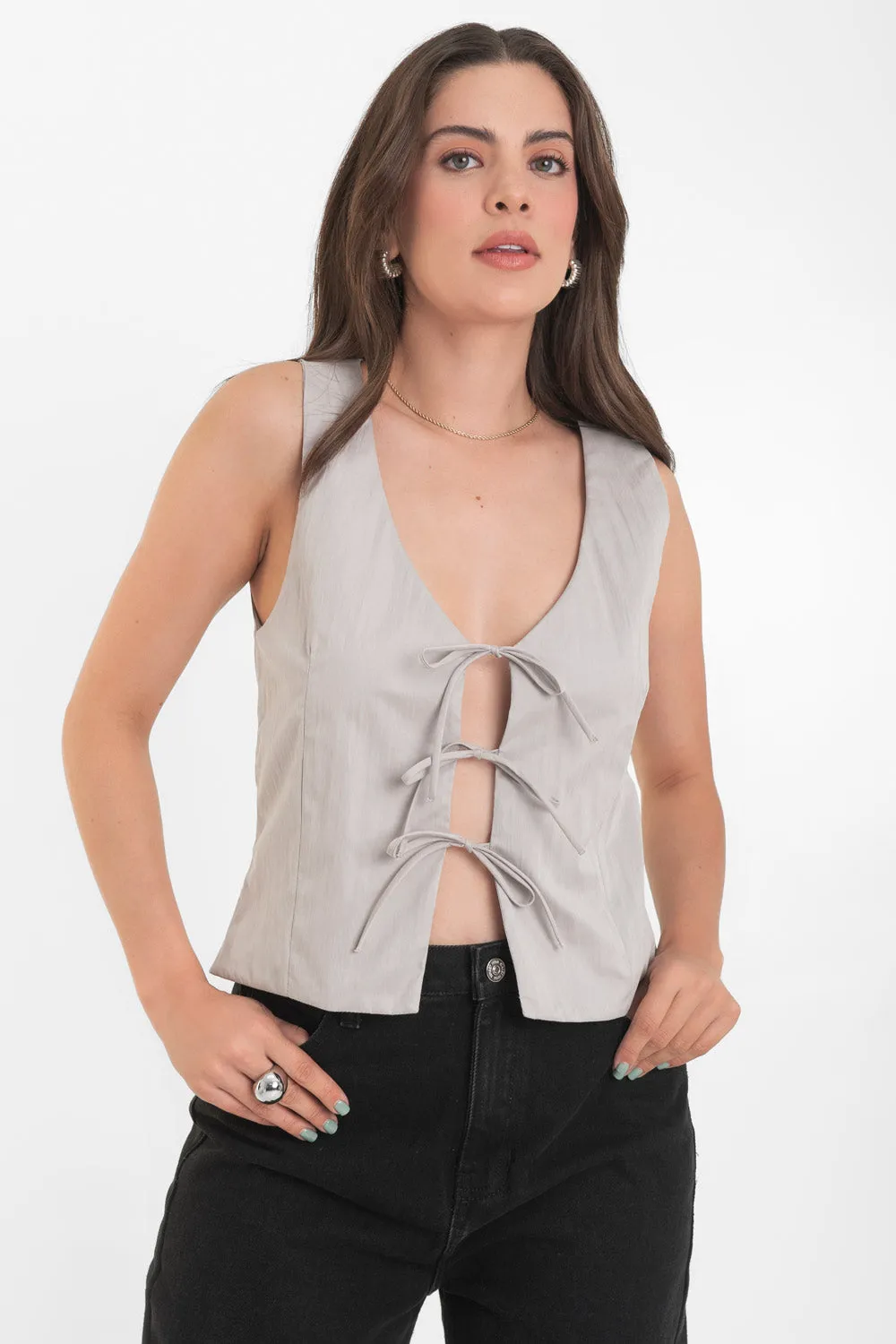 Blusa recta sin mangas de escote v con lazos