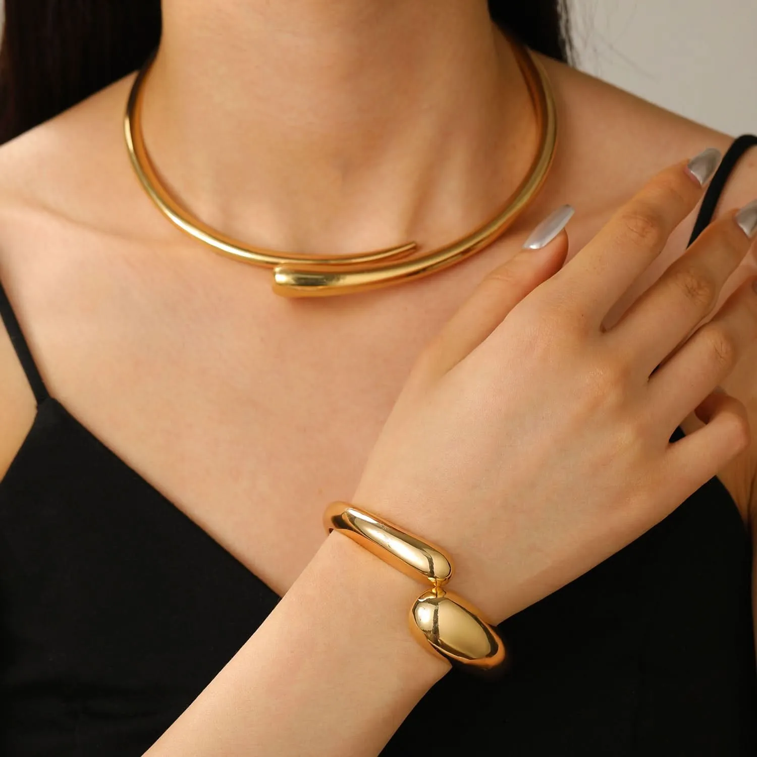 Bold Gold Torque Choker Necklace – Statement Irregular Necklace for Women
