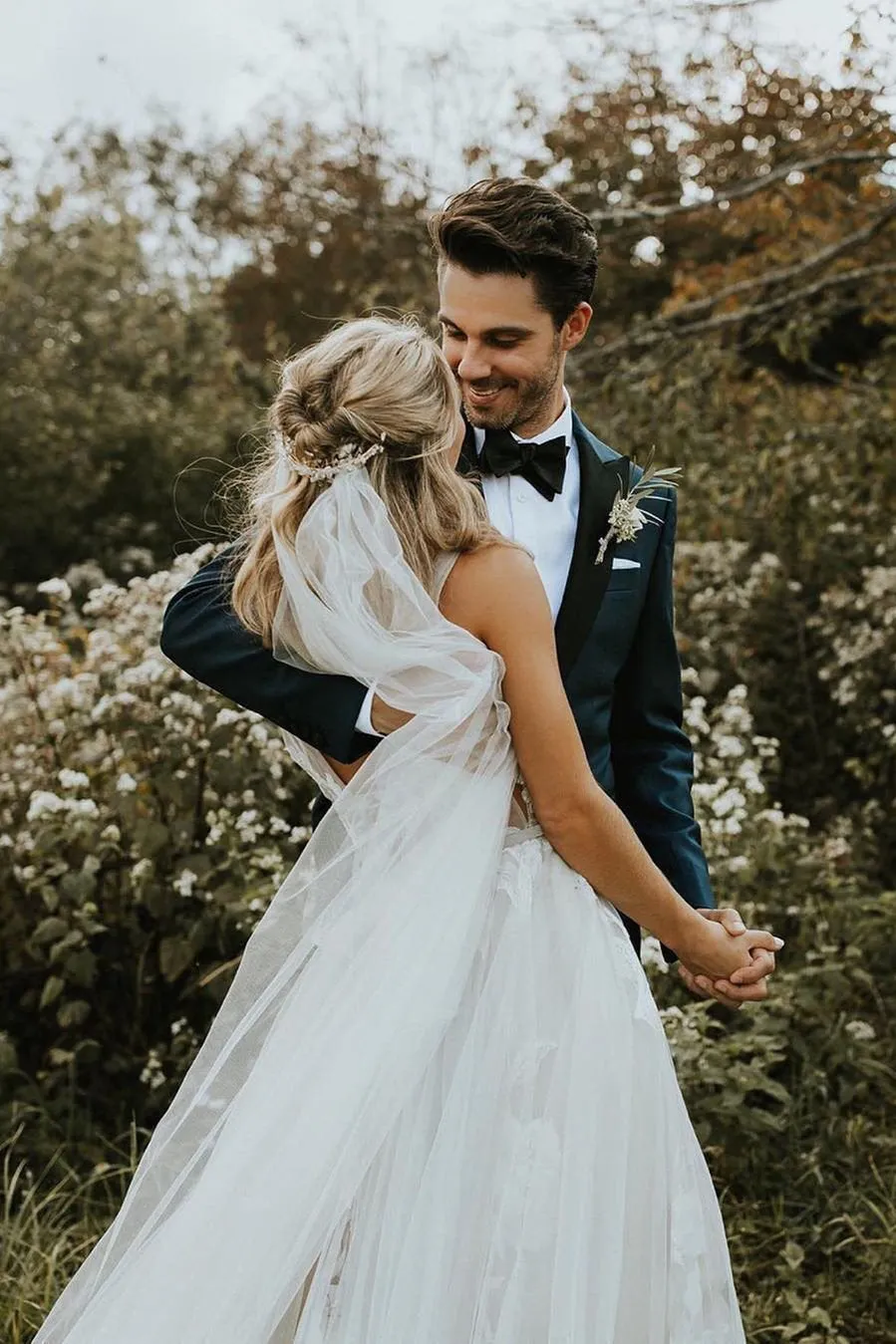 Ivory A-line V-neck Tulle Wedding Dresses Bridal Gowns With Appliques, SW360