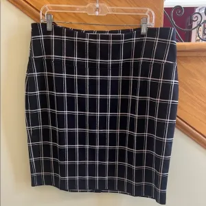 J. Jill Pink and Black Knee-Length Pencil Skirt
