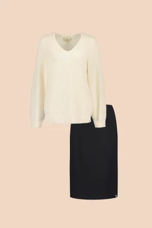 V-Neck Jumper & Comfy Pencil Skirt -pakkaus